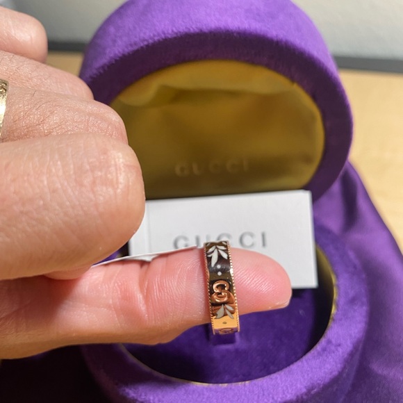 GUCCI ICON BLOOMS 18K PINK/ROSE GOLD WHITE ENAMEL RING - Picture 2 of 8